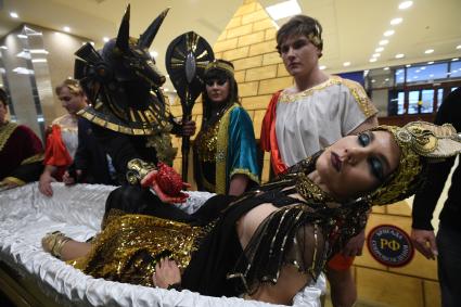 Москва. Участники театрализованного представления на выставке погребальных принадлежностей, похоронного сервиса, мемориального искусства `Некрополь - WorldRussia 2022` в центральном выставочном комплексе `Экспоцентр`.