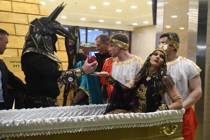 Москва. Участники театрализованного представления на выставке погребальных принадлежностей, похоронного сервиса, мемориального искусства `Некрополь - WorldRussia 2022` в центральном выставочном комплексе `Экспоцентр`.