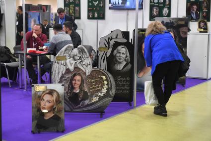 Москва. Памятники на могилу на выставке погребальных принадлежностей, похоронного сервиса, мемориального искусства `Некрополь - WorldRussia 2022` в центральном выставочном комплексе `Экспоцентр`.