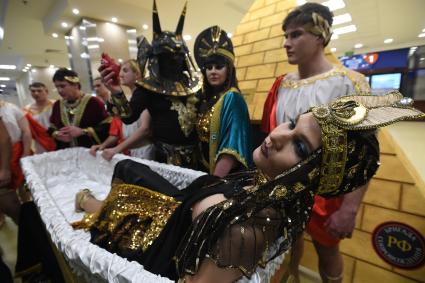 Москва. Участники театрализованного представления на выставке погребальных принадлежностей, похоронного сервиса, мемориального искусства `Некрополь - WorldRussia 2022` в центральном выставочном комплексе `Экспоцентр`.