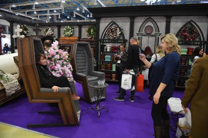 Москва. Посетители на выставке погребальных принадлежностей, похоронного сервиса, мемориального искусства `Некрополь - WorldRussia 2022` в центральном выставочном комплексе `Экспоцентр`.