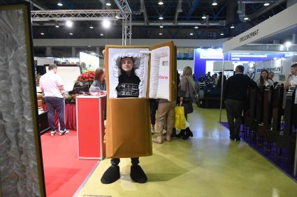 Москва. Гробы на выставке погребальных принадлежностей, похоронного сервиса, мемориального искусства `Некрополь - WorldRussia 2022` в центральном выставочном комплексе `Экспоцентр`.