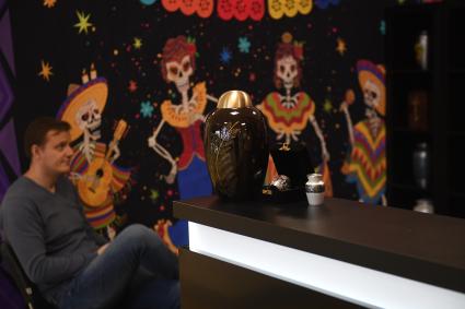 Москва. На выставке погребальных принадлежностей, похоронного сервиса, мемориального искусства `Некрополь - WorldRussia 2022` в центральном выставочном комплексе `Экспоцентр`.