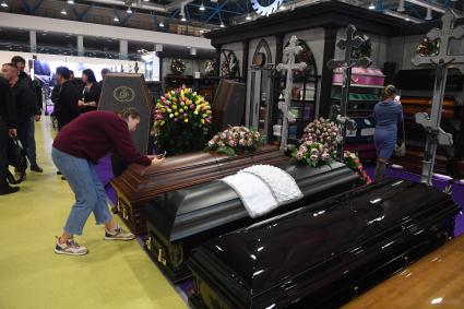 Москва. Гробы на выставке погребальных принадлежностей, похоронного сервиса, мемориального искусства `Некрополь - WorldRussia 2022` в центральном выставочном комплексе `Экспоцентр`.