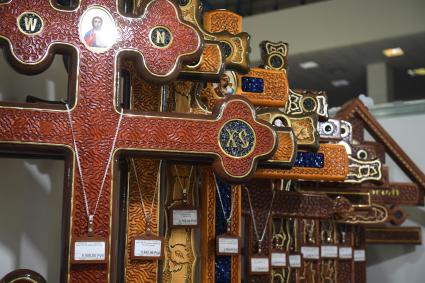 Москва. Могильные кресты на выставке погребальных принадлежностей, похоронного сервиса, мемориального искусства `Некрополь - WorldRussia 2022` в центральном выставочном комплексе `Экспоцентр`.