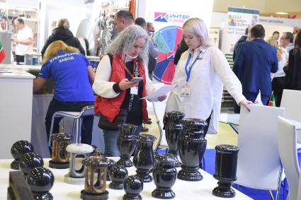 Москва. На выставке погребальных принадлежностей, похоронного сервиса, мемориального искусства `Некрополь - WorldRussia 2022` в центральном выставочном комплексе `Экспоцентр`.