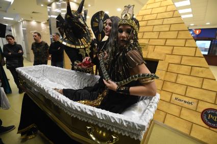 Москва. Участники театрализованного представления на выставке погребальных принадлежностей, похоронного сервиса, мемориального искусства `Некрополь - WorldRussia 2022` в центральном выставочном комплексе `Экспоцентр`.