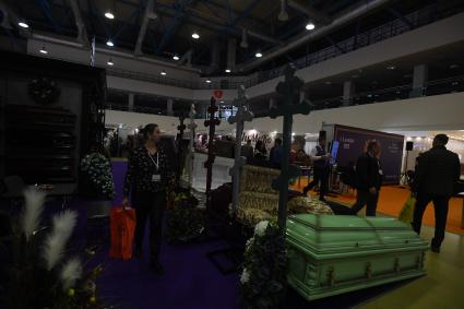 Москва. Гробы на выставке погребальных принадлежностей, похоронного сервиса, мемориального искусства `Некрополь - WorldRussia 2022` в центральном выставочном комплексе `Экспоцентр`.