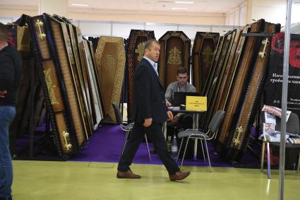 Москва. Гробы на выставке погребальных принадлежностей, похоронного сервиса, мемориального искусства `Некрополь - WorldRussia 2022` в центральном выставочном комплексе `Экспоцентр`.