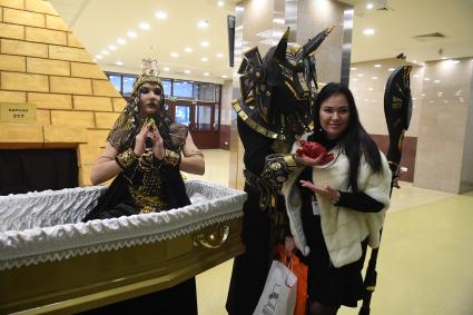 Москва. Участники театрализованного представления на выставке погребальных принадлежностей, похоронного сервиса, мемориального искусства `Некрополь - WorldRussia 2022` в центральном выставочном комплексе `Экспоцентр`.