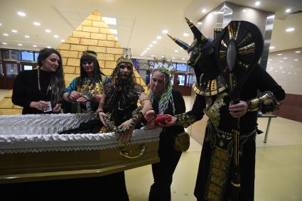 Москва. Участники театрализованного представления на выставке погребальных принадлежностей, похоронного сервиса, мемориального искусства `Некрополь - WorldRussia 2022` в центральном выставочном комплексе `Экспоцентр`.