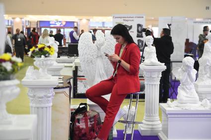 Москва. На выставке погребальных принадлежностей, похоронного сервиса, мемориального искусства `Некрополь - WorldRussia 2022` в центральном выставочном комплексе `Экспоцентр`.