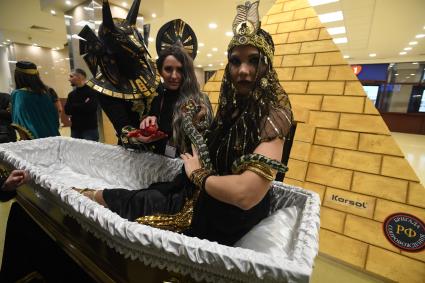 Москва. Участники театрализованного представления на выставке погребальных принадлежностей, похоронного сервиса, мемориального искусства `Некрополь - WorldRussia 2022` в центральном выставочном комплексе `Экспоцентр`.