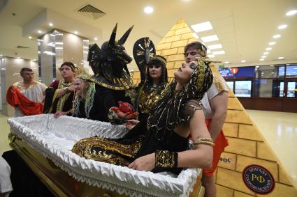 Москва. Участники театрализованного представления на выставке погребальных принадлежностей, похоронного сервиса, мемориального искусства `Некрополь - WorldRussia 2022` в центральном выставочном комплексе `Экспоцентр`.