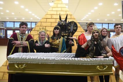 Москва. Участники театрализованного представления на выставке погребальных принадлежностей, похоронного сервиса, мемориального искусства `Некрополь - WorldRussia 2022` в центральном выставочном комплексе `Экспоцентр`.