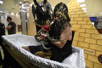 Москва. Участники театрализованного представления на выставке погребальных принадлежностей, похоронного сервиса, мемориального искусства `Некрополь - WorldRussia 2022` в центральном выставочном комплексе `Экспоцентр`.