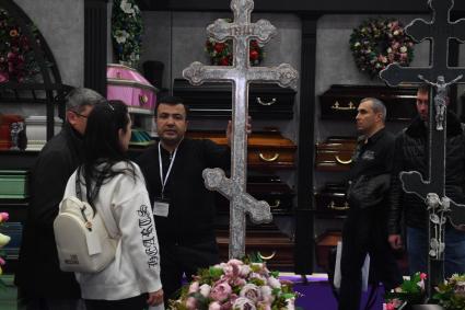 Москва. Посетители на выставке погребальных принадлежностей, похоронного сервиса, мемориального искусства `Некрополь - WorldRussia 2022` в центральном выставочном комплексе `Экспоцентр`.