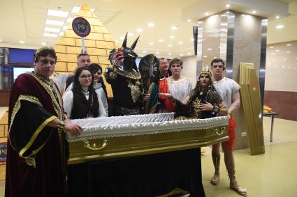 Москва. Участники театрализованного представления на выставке погребальных принадлежностей, похоронного сервиса, мемориального искусства `Некрополь - WorldRussia 2022` в центральном выставочном комплексе `Экспоцентр`.