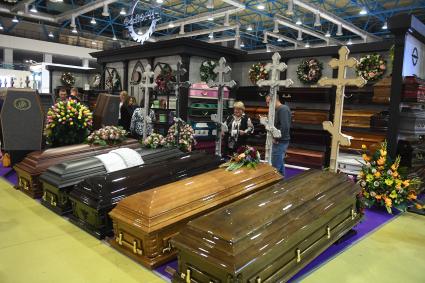 Москва. Гробы на выставке погребальных принадлежностей, похоронного сервиса, мемориального искусства `Некрополь - WorldRussia 2022` в центральном выставочном комплексе `Экспоцентр`.