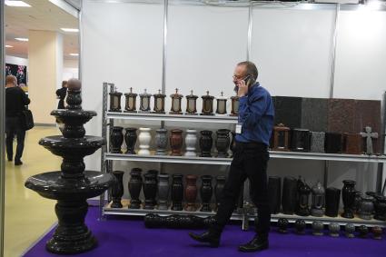 Москва. Урны для праха на выставке погребальных принадлежностей, похоронного сервиса, мемориального искусства `Некрополь - WorldRussia 2022` в центральном выставочном комплексе `Экспоцентр`.