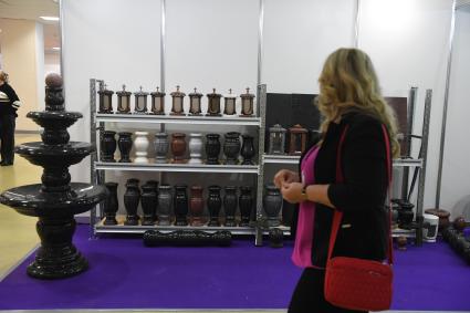 Москва. Урны для праха на выставке погребальных принадлежностей, похоронного сервиса, мемориального искусства `Некрополь - WorldRussia 2022` в центральном выставочном комплексе `Экспоцентр`.