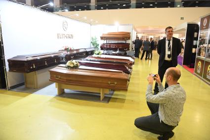 Москва. Гробы на выставке погребальных принадлежностей, похоронного сервиса, мемориального искусства `Некрополь - WorldRussia 2022` в центральном выставочном комплексе `Экспоцентр`.