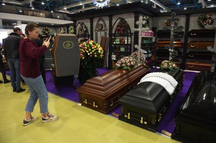 Москва. Гробы на выставке погребальных принадлежностей, похоронного сервиса, мемориального искусства `Некрополь - WorldRussia 2022` в центральном выставочном комплексе `Экспоцентр`.