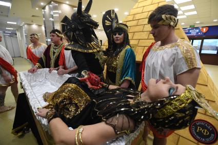 Москва. Участники театрализованного представления на выставке погребальных принадлежностей, похоронного сервиса, мемориального искусства `Некрополь - WorldRussia 2022` в центральном выставочном комплексе `Экспоцентр`.