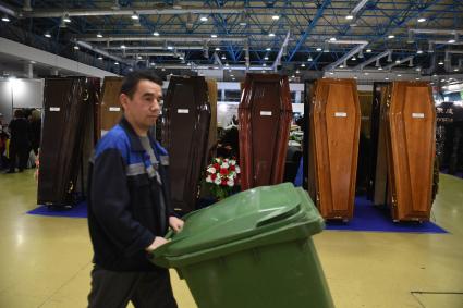 Москва. Гробы на выставке погребальных принадлежностей, похоронного сервиса, мемориального искусства `Некрополь - WorldRussia 2022` в центральном выставочном комплексе `Экспоцентр`.