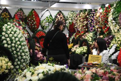 Москва. Посетители на выставке погребальных принадлежностей, похоронного сервиса, мемориального искусства `Некрополь - WorldRussia 2022` в центральном выставочном комплексе `Экспоцентр`.