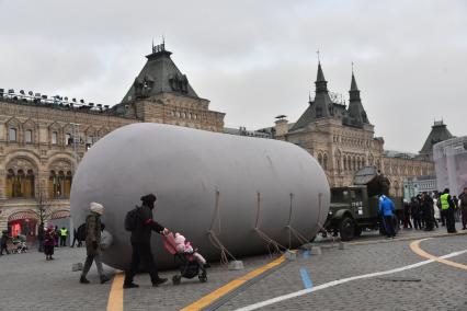 Москва. Исторический дирижабль 1941 года на территории интерактивного музея под открытым небом на Красной площади. Музей посвящен параду 7 ноября 1941 года.