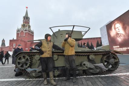 Москва. Участники театрализованной сцены на территории интерактивного музея под открытым небом на Красной площади. Музей посвящен параду 7 ноября 1941 года.