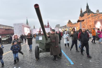 Москва. Участник театрализованной сцены у 57-мм противотанковой пушки образца 1941 года ЗиС-2 на территории интерактивного музея под открытым небом на Красной площади. Музей посвящен параду 7 ноября 1941 года.