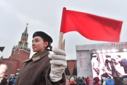 Москва. Участница театрализованной сцены на территории интерактивного музея под открытым небом на Красной площади. Музей посвящен параду 7 ноября 1941 года.