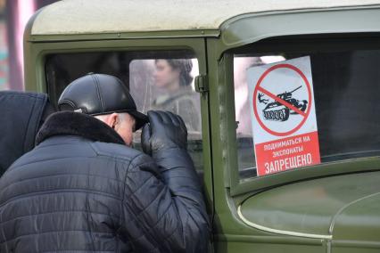 Москва. Наклейка `Подниматься на экспонаты запрещено` на стекле автомобиля на территории интерактивного музея под открытым небом на Красной площади. Музей посвящен параду 7 ноября 1941 года.