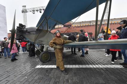 Москва. Участница театрализованной сцены на территории интерактивного музея под открытым небом на Красной площади. Музей посвящен параду 7 ноября 1941 года.