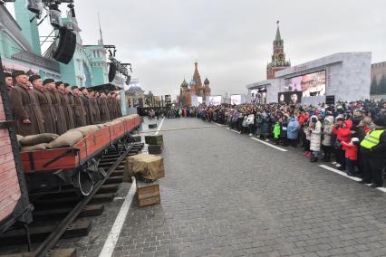 Москва.Театрализованное представление проводов ополченцев на платформе инсталляции `Белорусский вокзал` на территории интерактивного музея под открытым небом на Красной площади. Музей посвящен параду 7 ноября 1941 года.