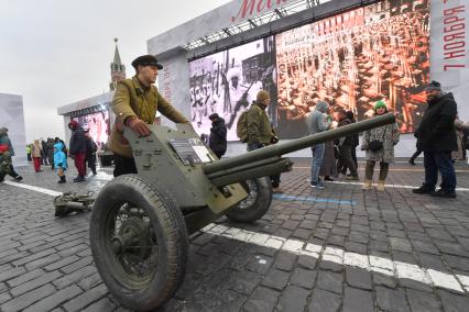 Москва. Участник театрализованной сцены у 45-мм противотанковой пушки образца 1937 года на территории интерактивного музея под открытым небом на Красной площади. Музей посвящен параду 7 ноября 1941 года.