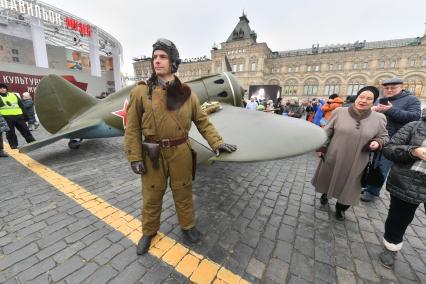 Москва. Участник театрализованной сцены на территории интерактивного музея под открытым небом на Красной площади. Музей посвящен параду 7 ноября 1941 года.