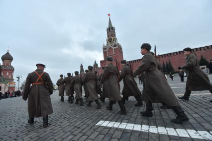 Москва. Участники театрализованной сцены на территории интерактивного музея под открытым небом на Красной площади. Музей посвящен параду 7 ноября 1941 года.