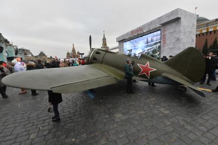 Москва. Советский самолет на территории интерактивного музея под открытым небом на Красной площади. Музей посвящен параду 7 ноября 1941 года.