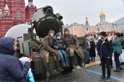 Москва. Участники театрализованной сцены на территории интерактивного музея под открытым небом на Красной площади. Музей посвящен параду 7 ноября 1941 года.