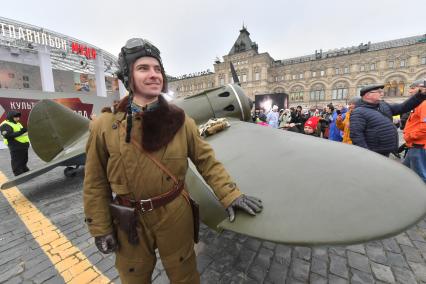 Москва. Участник театрализованной сцены на территории интерактивного музея под открытым небом на Красной площади. Музей посвящен параду 7 ноября 1941 года.