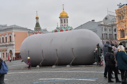 Москва. Исторический дирижабль 1941 года на территории интерактивного музея под открытым небом на Красной площади. Музей посвящен параду 7 ноября 1941 года.