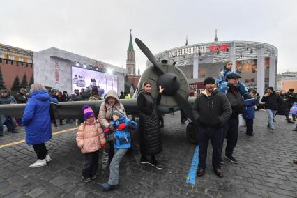 Москва. Посетители фотографируются у советского самолета на территории интерактивного музея под открытым небом на Красной площади. Музей посвящен параду 7 ноября 1941 года.