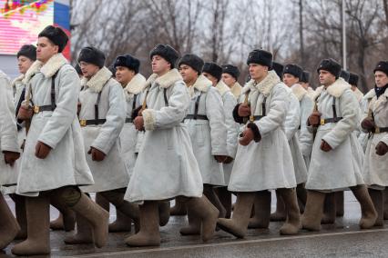 Красноярск. Исторический митинг-реконструкция проводов сибиряков на фронт `Победили тогда, победим и сейчас` в День народного единства на площади Революции.