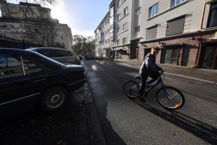 Калининград. Виды города. Мальчик на велосипеде.