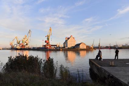 Калининград. Рыбаки на городской набережной.