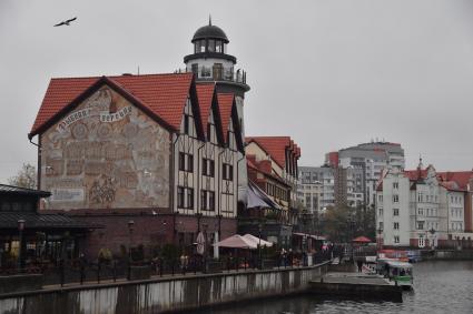 Калинингоад. Вид на комплекс `Рыбная деревня` на берегу реки Преголи.