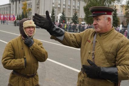 Самара. Парад Памяти `Дорога Победы`, посвященный 81-й годовщине военного парада 1941 года, на площади Куйбышева.